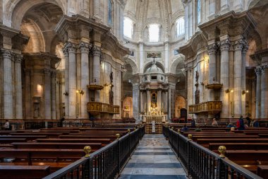 Cadiz, İspanya - 16 Kasım 2022: Cadiz Katedrali, Katedral de Santa Cruz de Cadiz, İspanya. İç kısmın ayrıntıları.