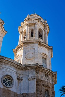 Cadiz, İspanya - 16 Kasım 2022: İspanya 'daki Cadiz, Endülüs' te Yeni Katedral veya Santa Cruz Katedrali