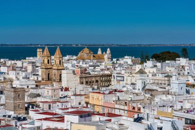 Cadiz, İspanya - 16 Kasım 2022: Cadiz, Endülüs, İspanya 'daki Tavira kulesinden eski şehir çatılarının panoramik görüntüsü