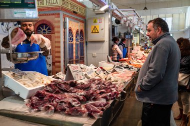 Cadiz, İspanya - 16 Kasım 2022: Cadiz şehir merkezindeki markette alışveriş, Mercado Central de Abastos. Cadiz, Endülüs, İspanya.