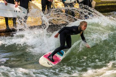 Münih, Almanya - Haziran 04, 2022: Şehir Nehrinde Sörfçü, Münih 'te Eisbach adı verilen kentsel çevrede sörf yapan insanlarla ünlüdür.