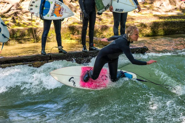 Μόναχο Γερμανία Ιουν 2022 Surfer Στο Ποτάμι Της Πόλης Μόναχο — Φωτογραφία Αρχείου