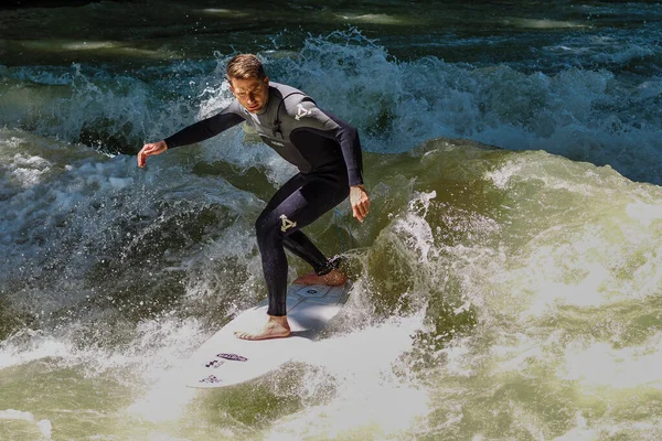 Μόναχο Γερμανία Ιουν 2022 Surfer Στο Ποτάμι Της Πόλης Μόναχο — Φωτογραφία Αρχείου