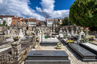 Galiçya, İspanya 'daki San Martino de Noia kilisesinin mezarlığı. Noia kasabasının en temsili dini ve tarihi eserlerinden biridir.