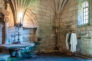 Oseira Manastırı 'nın içi Ourense, Galiçya, İspanya' da. Santa Maria la Real de Oseira Manastırı. Trappist manastırı. Kemerli binalar ve çeşmeler.