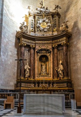 İspanya 'nın tarihi şehri Castilla y Leon' daki Santa Maria de Segovia Katedrali 'nin içi.