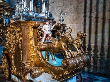 İspanya 'nın tarihi şehri Castilla y Leon' daki Santa Maria de Segovia Katedrali 'nin içi.