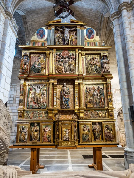 Burgos, İspanya 'daki St. Stephan Kilisesi' nden Iglesia De San Esteban 'ın içi. Müze, 15. yüzyıldan 18. yüzyıla kadar sunaklarla birlikte Museo del Retablo 'ya ev sahipliği yapmaktadır..