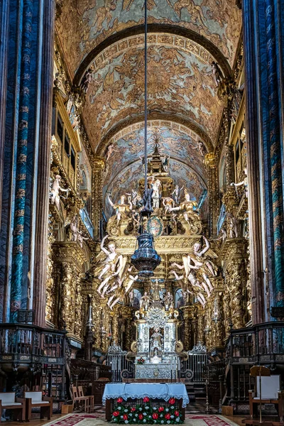 西班牙加利西亚圣地亚哥 德孔波斯特拉大教堂的内部 朝圣者在世界著名的卡米诺 萨蒂亚戈 — 图库照片