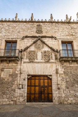 Casa de los Condestables, Burgos 'taki İp Evi Casa del Cordon olarak da bilinir.