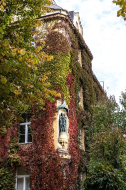 Joseph Meydanı 'ndaki bir evin sonbahar manzarası Maxvorstadt, Münih, Bavyera, Almanya.
