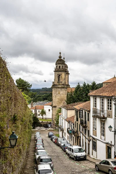 Rua das Hortas, İspanya 'nın başkenti Galiçya' da yer alan Santiago de Compostela 'da Camino Finisterre' nin ilk basamağıdır.