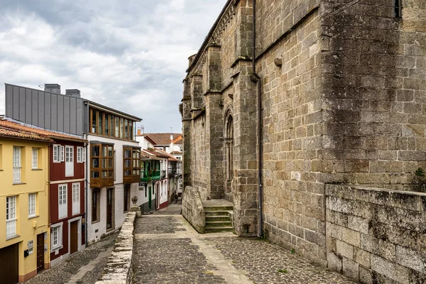 Santa Maria del Azogue Kilisesi 'nin Gotik tarzı, 14. yüzyılın ikinci yarısında inşa edilmiş görüntüsü ve İspanya, Galiçya, Betanzos' taki Plaza de Andrade 'den taş manzarası.
