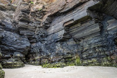 Doğal kaya kemerleri Katedraller plajı, Playa de las kategorileri Ribadeo, Galiçya, İspanya. Kuzey İspanya Atlantik 'te ünlü bir plaj. Katedrallerdeki doğal kaya kemeri alçak gelgitte.