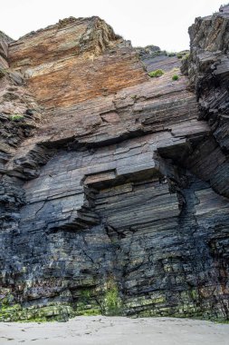 Doğal kaya kemerleri Katedraller plajı, Playa de las kategorileri Ribadeo, Galiçya, İspanya. Kuzey İspanya Atlantik 'te ünlü bir plaj. Katedrallerdeki doğal kaya kemeri alçak gelgitte.