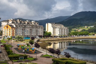 Viveiro 'nun panoramik manzarası, nehir ve konut evleri. Lugo, Galiçya, İspanya Avrupa 'da