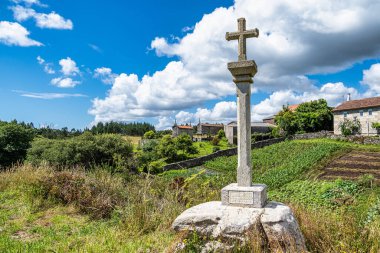 İspanya, Galiçya 'nın güzel Cubelo köyü. Horreos ve geleneksel tahıl ambarlarına özgüdür.