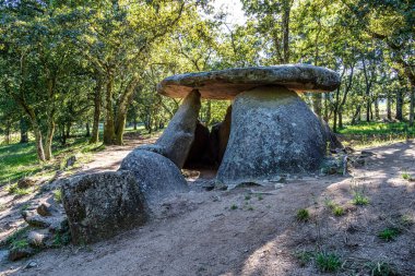 Riveira, Rias Baixas, Coruna, Galiçya, İspanya 'da tarih öncesi megalitik Dolmen de Axeitos. Mezar olarak kullanılan neolitik taş yapı ve M.Ö. 4000-3600 yılları arasında yapılmış..