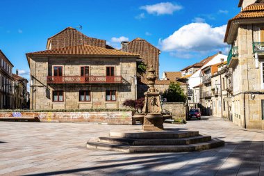 Praza Alonso de Fonseca Meydanı ve Galiçya 'nın eski Pontevedra kasabasında geleneksel kemerler, İspanya' nın Avrupa 'da