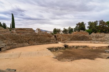Merida, İspanya - 4 Kasım 2022: Merida 'da Roma Amfitiyatrosu, İspanya Extremadura' da Augusta Emerita. Roma Şehri - Tapınaklar, Tiyatrolar, Anıtlar ve Arenalar