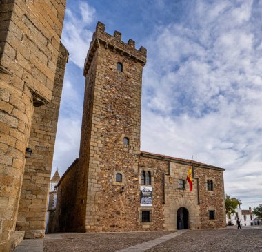 Caceres, İspanya - 09 Kasım 2022: İspanya 'nın Extremadura bölgesindeki Las Ciguenas Sarayı Kulesi