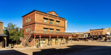 Tabernas, İspanya - 29 Kasım 2022: Mini Hollywood veya Oasys, Endülüs 'ün başkenti Almerya' nın Tabernas kenti yakınlarında bulunan bir İspanyol batılı tema parkı..
