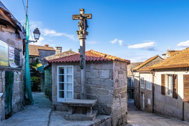 Tipik tahıl ambarları olan Combarro balıkçı köyü. İspanya 'da Galiçya.