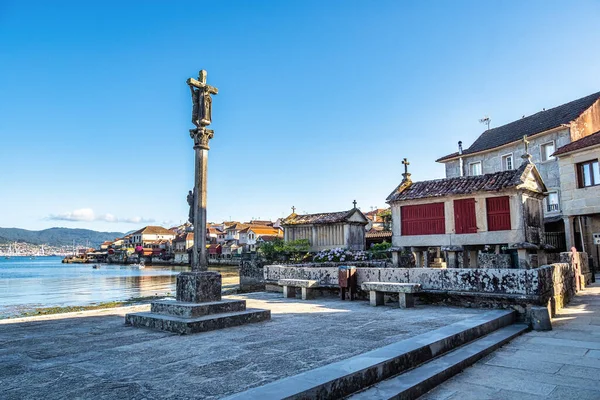 Tipik tahıl ambarları olan Combarro balıkçı köyü. İspanya 'da Galiçya.