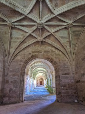 Oseira Manastırı 'nın içi Ourense, Galiçya, İspanya' da. Santa Maria la Real de Oseira Manastırı. Trappist manastırı. Kemerli binalar ve çeşmeler.