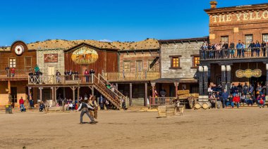 Tabernas, İspanya - 29 Kasım 2022: Mini Hollywood veya Oasys, Endülüs 'ün başkenti Almerya' nın Tabernas kenti yakınlarında bulunan bir İspanyol batılı tema parkı..