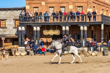 Tabernas, İspanya - 29 Kasım 2022: Mini Hollywood veya Oasys, Endülüs 'ün başkenti Almerya' nın Tabernas kenti yakınlarında bulunan bir İspanyol batılı tema parkı..