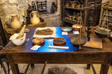 Oseira Manastırı 'nın içi Ourense, Galiçya, İspanya' da. Santa Maria la Real de Oseira Manastırı. Trappist manastırı. Kemerli binalar ve çeşmeler.