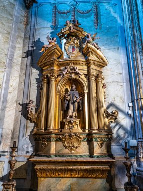 İspanya 'nın tarihi şehri Castilla y Leon' daki Santa Maria de Segovia Katedrali 'nin içi.