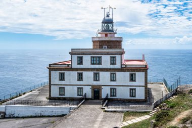 Finisterre Deniz Feneri, Costa da Morte, Galiçya, İspanya. Saint James Yolu 'nun sonu. Batı Avrupa 'nın en ünlü deniz fenerlerinden biri..