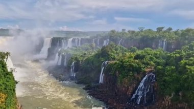 Dünyanın en büyük şelale serisi olan Iguazu Şelaleleri Brezilya ve Arjantin sınırında yer almakta olup, Brezilya tarafından Dünya 'nın Yedi Doğal Harikası' ndan biridir.