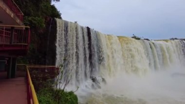 Iguazu Şelalesi 'nde Şeytanın Boğazı, Arjantin ve Brezilya sınırındaki dünyanın en büyük doğal harikalarından biri, Latin Amerika