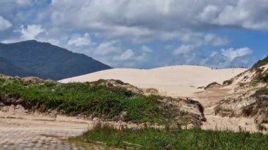 Florianopolis, Santa Catarina, Brezilya 'da taş ve kum tepeleri olan Joaquina plajı. Praia da Joaquina Florianopolis 'te bir plajdır..