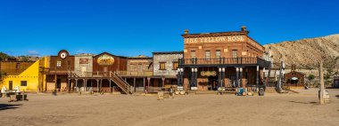 Tabernas, İspanya - 29 Kasım 2022: Mini Hollywood veya Oasys, Endülüs 'ün başkenti Almerya' nın Tabernas kenti yakınlarında bulunan bir İspanyol batılı tema parkı..