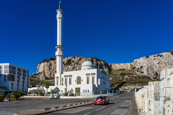 Гибралтар, Великобритания - 18 ноября 2022 года: Мечеть Ибрагима аль-Ибрагима, Европа Пойнт, Гибралтар. Джибриль - британская заморская территория, расположенная на юге Испании..