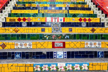 Escadaria Selaron merdivenleri, Rio de Janeiro 'nun Santa Teresa bölgesinde ünlü basamaklar. Tarihi adımlar Şilili sanatçı Jorge Selaron tarafından 1990-2013 yılları arasında atılmıştır..