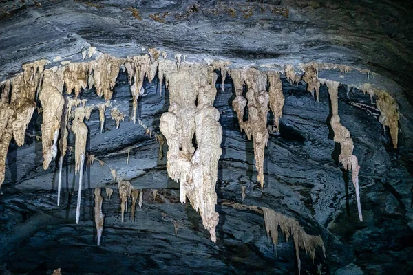 Jaskinia Wapienna Formacji Stalaktytowych Stalagmitowych Jaskinia Doce Gruta Lapa Atrakcja — Zdjęcie stockowe