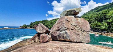 Brezilya 'nın Rio de Janeiro adasındaki Ilha Grande adasında taşları ve saydam deniziyle Caxadaco Plajı. Praia do Caxadaco
