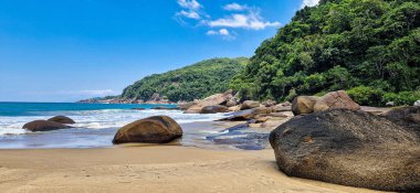 Praia de Parnaioca, Parnaioca Plajı kristal mavi su ve taşlarla dolu, Rio de Janeiro, Ilha Grande 'nin güneşli sahillerinde, Brezilya' nın Agnra dos Reis kenti yakınlarında terk edilmiş tropikal plajlar.