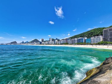Rio de Janeiro, Brezilya 'daki Copacabana plajı. Copacabana plajı Brezilya 'nın Rio de Janeiro şehrinin en ünlü plajıdır. Rio de Janeiro şehrinin manzarası