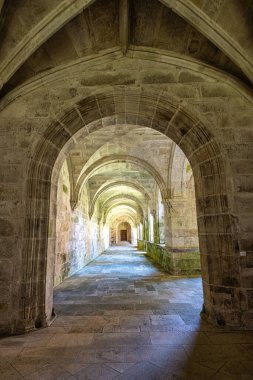 Oseira Manastırı 'nın içi Ourense, Galiçya, İspanya' da. Santa Maria la Real de Oseira Manastırı. Trappist manastırı. Kemerli binalar ve çeşmeler.