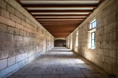 Oseira Manastırı 'nın içi Ourense, Galiçya, İspanya' da. Santa Maria la Real de Oseira Manastırı. Trappist manastırı. Kemerli binalar ve çeşmeler.