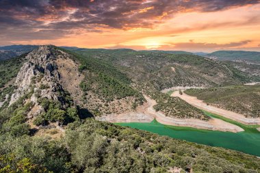 Monfrague Ulusal Parkı 'ndaki Salto del Gitano çevresindeki manzara. Caceres, Extremadura, İspanya.