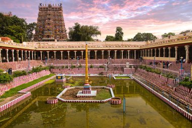 Meenakshi Sundareswarar Tapınağı Madurai 'de. Tamil Nadu, Hindistan. Bir tanesi Meenakshi 'ye, diğeri de Lord Sundareswarar' a adanmış ikiz bir tapınak.