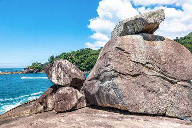 Brezilya 'nın Rio de Janeiro adasındaki Ilha Grande adasında taşları ve saydam deniziyle Caxadaco Plajı. Praia do Caxadaco