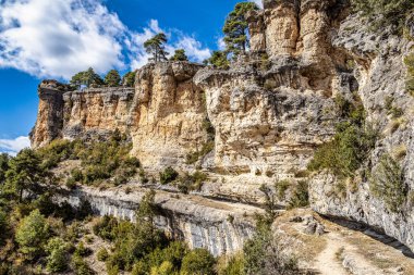 İspanya 'nın Una kentindeki Serrania de Cuenca' nın panoramik manzarası. Una, Cuenca, İspanya 'da yürüyüş patikaları La Raya ve El Escaleron